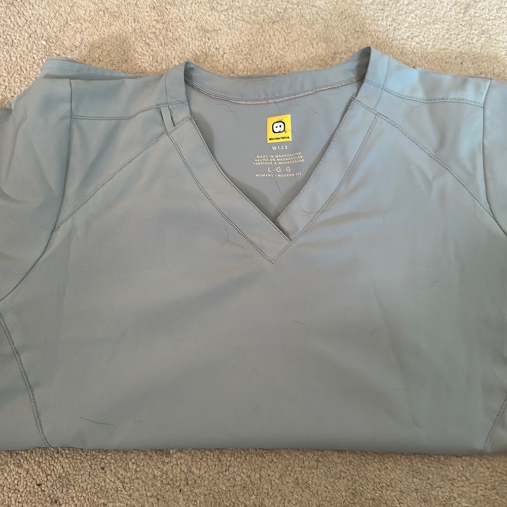 Grey wonder wink scrub top